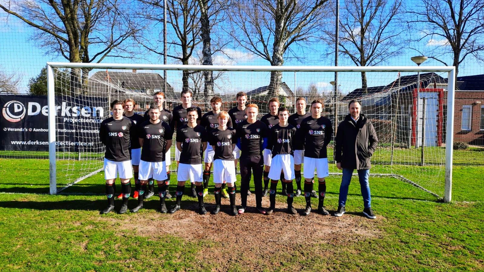 SNS sponsort nieuwe warmloopshirts VV Montferland 1